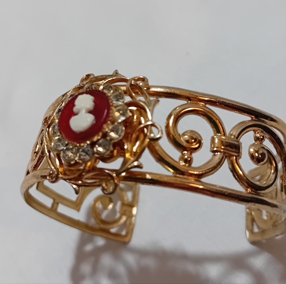 Vintage Coro Gold Cameo Bracelet - Picture 3 of 13